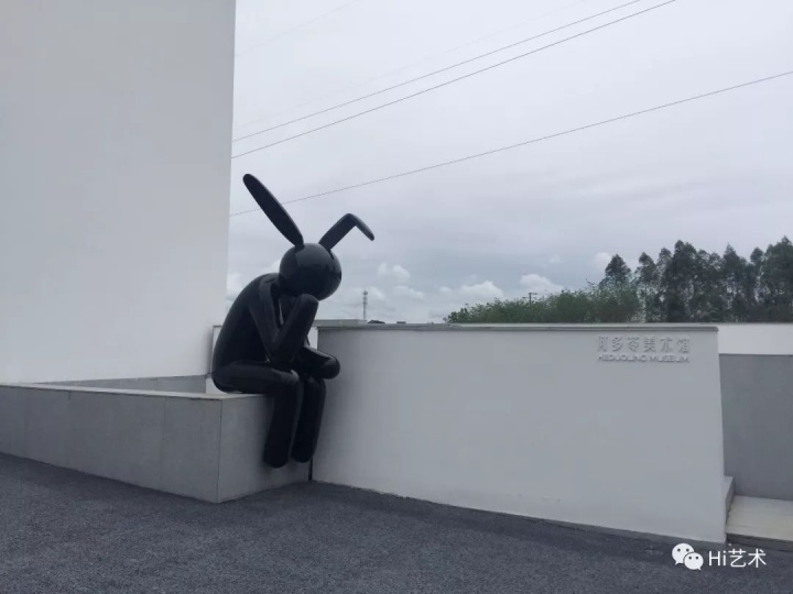何多苓美术馆的院墙上坐着一只纯黑色“大兔子”,它也是区别于美术馆白色之外的唯一颜色。那是何多苓仿罗丹的《思想者》做的雕塑,他说纯粹做着好玩,不算正经作品
何多苓美术馆的院墙上坐着一只纯黑色“大兔子”,它也是区别于美术馆白色之外的唯一颜色。那是何多苓仿罗丹的《思想者》做的雕塑,他说纯粹做着好玩,不算正经作品