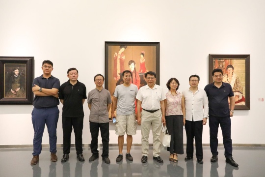 左起:中国油画院美术馆执行馆长王健、参展艺术家常磊、参展艺术家朱春林、艺术家袁正阳、参展艺术家杨飞云、艺术家芃芃、参展艺术家李贵君、势象空间创始人李大钧 左起:中国油画院美术馆执行馆长王健、参展艺术家常磊、参展艺术家朱春林、艺术家袁正阳、参展艺术家杨飞云、艺术家芃芃、参展艺术家李贵君、势象空间创始人李大钧