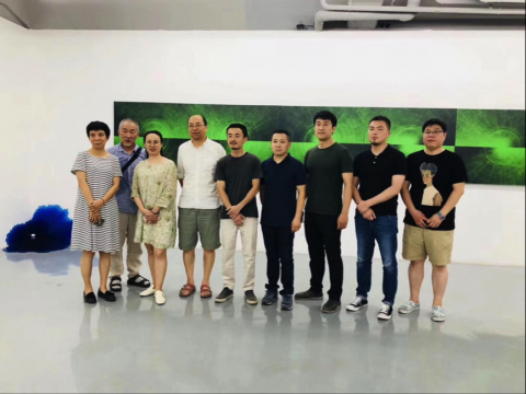 瀚艺术空间负责人陶巍(左1)、艺术家王成普(中)、策展人高远(右3)、学术支持石冠哲(右2)、马学东(右1)与到场嘉宾合影
瀚艺术空间负责人陶巍(左1)、艺术家王成普(中)、策展人高远(右3)、学术支持石冠哲(右2)、马学东(右1)与到场嘉宾合影