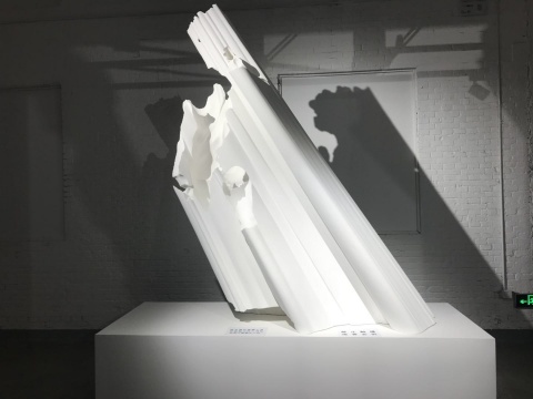欧阳苏龙 《影》 树脂  200x80x250cm  2018

作品意在以“光”塑形，将光影作为固体化的雕塑。艺术家在此截取的是古希腊雕塑“大卫”的投影
