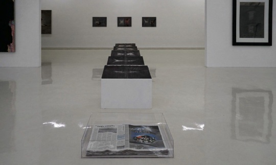 张羽《上墨及阅读》 行为装置;报纸,墨,水,亚克力箱,亚克力板,木头展台 2018
张羽《上墨及阅读》 行为装置;报纸,墨,水,亚克力箱,亚克力板,木头展台 2018