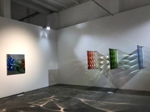 曾曦《视网膜35》镜面不锈钢、菲涅尔透镜、自然干玻璃颜料,102x103cmx3,2017
曾曦《视网膜35》镜面不锈钢、菲涅尔透镜、自然干玻璃颜料,102x103cmx3,2017