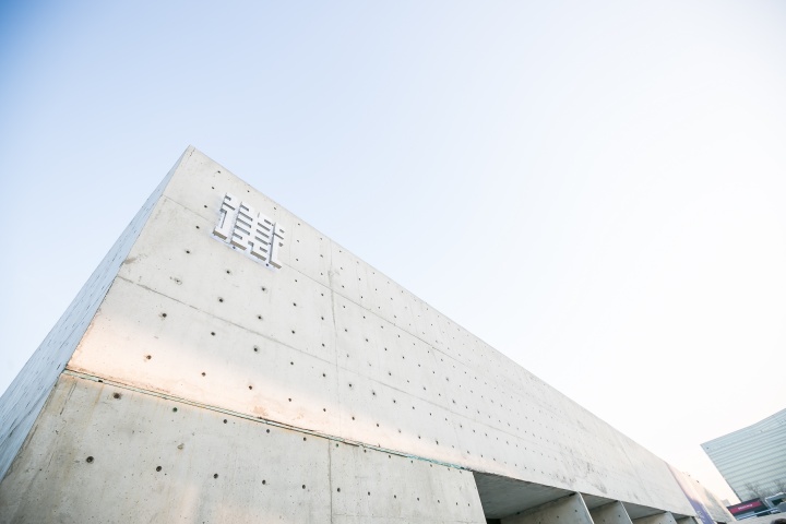 她赞助了威尼斯双年展中国馆,还把美术馆从CBD开到了年轻人的生活圈 她赞助了威尼斯双年展中国馆,还把美术馆从CBD开到了年轻人的生活圈
