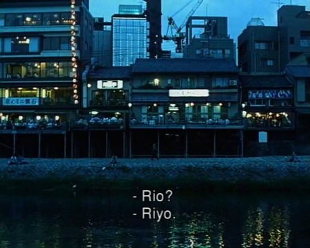 多米尼克·冈萨雷斯-弗尔斯特Dominique Gonzalez-Foerster 《Riyo》影片时长：10分钟 1999  法国
勒梅特夫妇收藏，作者是杜尚奖得主

两个尚未成年的男女在打电话，在日本都市的暮色中，京都的鸭川江畔的三条桥和四条桥之间。在这样一个青少年约会调情的地方，随着光线的涌现和背景的叠加，通过这对无形存在着的男女的对话，显现出城市的面貌，它充斥着情感，短暂，青涩与开放。
