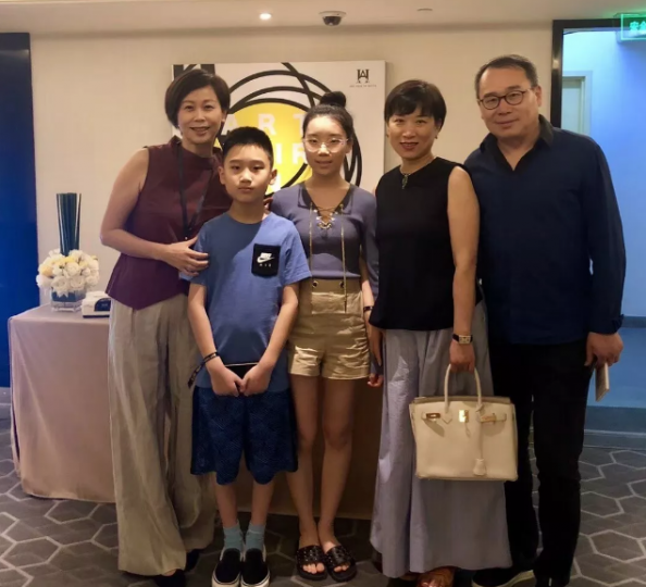 姚薇与收藏家唐炬(右一)及其家人合照
姚薇与收藏家唐炬(右一)及其家人合照