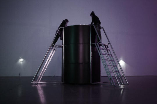 徐仲敏 《梯，机械装置》 390×390×265cm 不锈钢、玻璃钢、LED、机械传动 2010 
