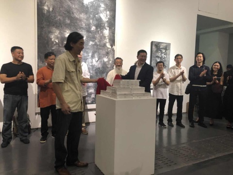 新意向绘画群学术主持、艺术家吴强和万事达卡中国区副总裁郑笑非为展览揭幕
