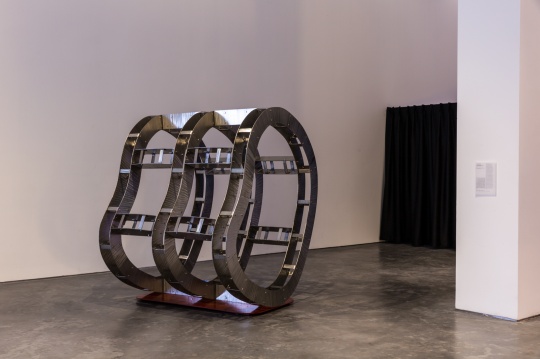 汪建伟,《一种地质时间的短路》 不锈钢、铁、喷漆,194cm x 153cm x 173cm,2018
汪建伟,《一种地质时间的短路》 不锈钢、铁、喷漆,194cm x 153cm x 173cm,2018