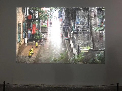张辽源《画面在墙上》 影像装置 画廊外实时影像, 投影尺寸可变,彩色/无声 2018
张辽源《画面在墙上》 影像装置 画廊外实时影像, 投影尺寸可变,彩色/无声 2018