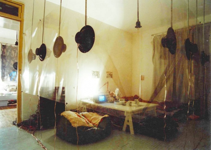 1995年，施勇在自己所居住的公寓创作了环境装置作品《扩音现场：一个私人空间的交叉回声》
