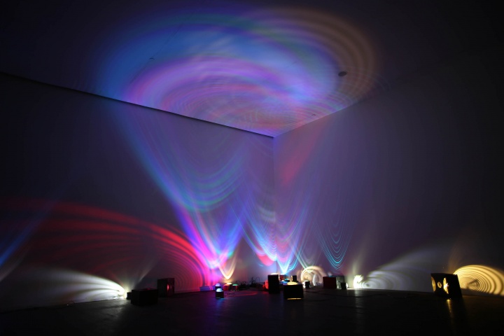 《呓语2015》，上海民生现代美术馆“透明的声音”现场（©邓悦君工作室）
