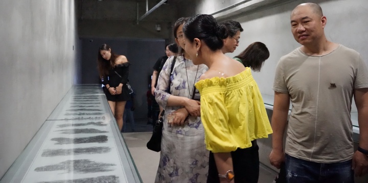 刘克雁作品展览现场。两年前他开始在打孔纸上进行的艺术语言探索 ,这件《未被修正的生命密码》,用长达一年多的时间,记录了他每天情绪、状态、感受的不同变化。由单色铅笔完成,风格自由随性。
刘克雁作品展览现场。两年前他开始在打孔纸上进行的艺术语言探索 ,这件《未被修正的生命密码》,用长达一年多的时间,记录了他每天情绪、状态、感受的不同变化。由单色铅笔完成,风格自由随性。