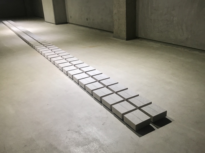 阎锋参展作品《流》,创作周期长达十年。由油彩颜料在麻布上绘出水墨般的线。十年下来,他做到了每条线气韵相同。那种冷静、自信、坚韧的表达,充分反映了艺术家对待精神和艺术的态度。
阎锋参展作品《流》,创作周期长达十年。由油彩颜料在麻布上绘出水墨般的线。十年下来,他做到了每条线气韵相同。那种冷静、自信、坚韧的表达,充分反映了艺术家对待精神和艺术的态度。