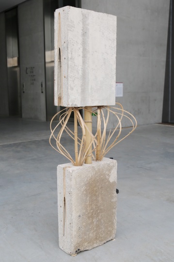 萧昱 《易位 No.18》200×85×70cm 装置、竹子、钢筋、水泥 2017
萧昱 《易位 No.18》200×85×70cm 装置、竹子、钢筋、水泥 2017