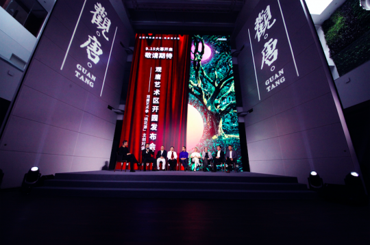 观唐“桃花源”主创对谈,观唐艺术区创始人李保刚、观唐美术馆馆长于向溟、视觉艺术家叶锦添、知名雕塑家隋建国和蔡志松、桃花源的新媒体策展人张锰、桃花源户外公共雕塑策展人卢征远和彦风从不同的视角,诠释“桃花源”对于当代艺术语境下的影响。
观唐“桃花源”主创对谈,观唐艺术区创始人李保刚、观唐美术馆馆长于向溟、视觉艺术家叶锦添、知名雕塑家隋建国和蔡志松、桃花源的新媒体策展人张锰、桃花源户外公共雕塑策展人卢征远和彦风从不同的视角,诠释“桃花源”对于当代艺术语境下的影响。