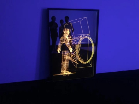 《我的身体大于整个宇宙》 玻璃、亚克力、LED灯 2018
《我的身体大于整个宇宙》 玻璃、亚克力、LED灯 2018