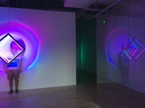 展厅入口处可以拍照互动的作品《环-氧》
展厅入口处可以拍照互动的作品《环-氧》