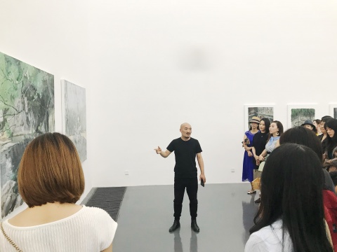 策展团队孑孓社成员之一戴陈连在现场做“导览”
策展团队孑孓社成员之一戴陈连在现场做“导览”