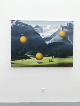 杨蕊的作品像一个抽象的现场,营造的现场观感暧昧不清,相互之间关系都像是物件和物件的平行,彼此没有关联。
杨蕊的作品像一个抽象的现场,营造的现场观感暧昧不清,相互之间关系都像是物件和物件的平行,彼此没有关联。