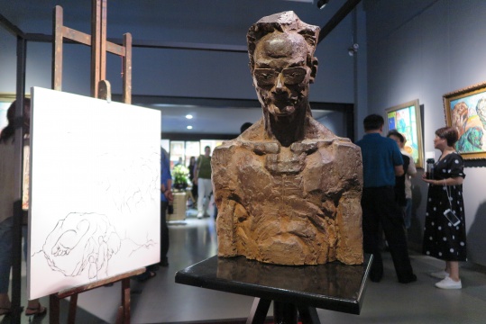 丁天缺的学生，中国美术学院教授李秀琴为丁老铸塑像
