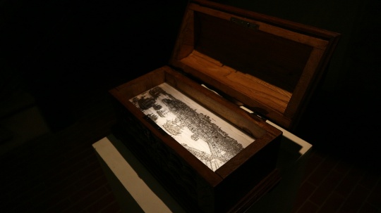 霍凯盛 《乐园》系列 老木箱、灯箱绘画 64 × 32 × 42 cm 2018
