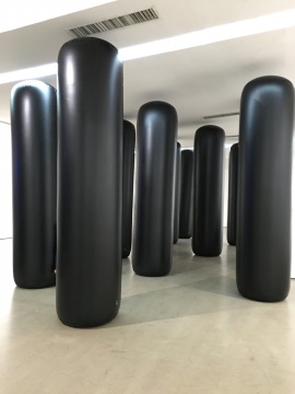 方二&孟瑾 《黑色曼波》260×78cm 不锈钢,水泥,重力感应声音系统 2016-2018
方二&孟瑾 《黑色曼波》260×78cm 不锈钢,水泥,重力感应声音系统 2016-2018