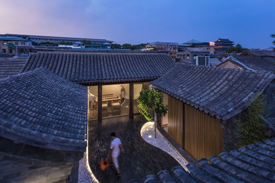 韩文强 《扭院儿》 建筑面积:161.5平米 主要材料:灰砖、橡木板
设计时间:2016.06-2016.09
施工时间:2016.10-2017.05
韩文强 《扭院儿》 建筑面积:161.5平米 主要材料:灰砖、橡木板
设计时间:2016.06-2016.09
施工时间:2016.10-2017.05