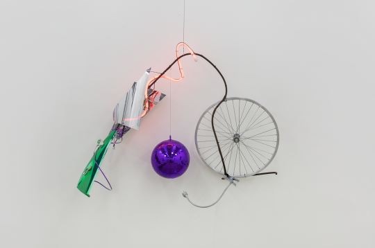 袁松 《风景No.3》 68×75cm 装置,材料:铁、玻璃、木、led、霓虹灯、不锈钢等 2017
袁松 《风景No.3》 68×75cm 装置,材料:铁、玻璃、木、led、霓虹灯、不锈钢等 2017