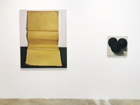 《毛边纸塑像》120cm×150cm 布面油画  2016（左）
《三个影子》 50×50cm  布面油画 2017
 
