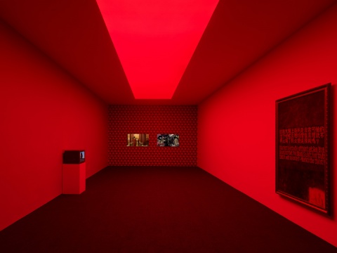 
杨福东 《明日早朝 - 玺 1》 三屏影像空间装置，一台旧式电视机，两台 LED 电视机， 布面丙烯，材料可变
影像 10-15 分钟2018


© 杨福东和香格纳画廊&nbsp; 摄影:雷坛坛

© 林冠艺术基金会&nbsp;


