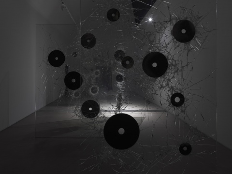 展厅暗下来的时候，《玉璧 - 星空》 200×300cm×6 玻璃、玉璧 2018
© 赵赵 摄影:雷坛坛
© 林冠艺术基金会

