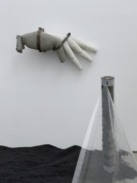 于吉《“石肉 - 叠影” NO.2》&nbsp; 水泥、石膏、铁 2018
《银湖》 PVC 软材料，菲林片 尺寸可变 2018

© 于吉和北京公社&nbsp; 摄影:雷坛坛

© 林冠艺术基金会&nbsp;
