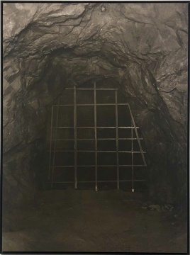 《水帘洞》 110×82.5cm 铂钯印相 2018
《水帘洞》 110×82.5cm 铂钯印相 2018