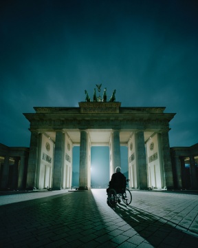 安德里亚斯·穆埃 《勃兰登堡门前的科尔》 159.3×129.7×4.5cm 激光冲印 2014
