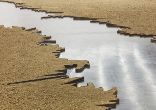 杨心广 《坏土一号》 740 x 910 x 3 cm, 520 x 820 x 3cm 土,铁 2018
杨心广 《坏土一号》 740 x 910 x 3 cm, 520 x 820 x 3cm 土,铁 2018