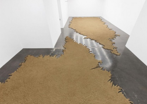 杨心广 《坏土一号》 740 x 910 x 3 cm, 520 x 820 x 3cm 土,铁 2018
杨心广 《坏土一号》 740 x 910 x 3 cm, 520 x 820 x 3cm 土,铁 2018