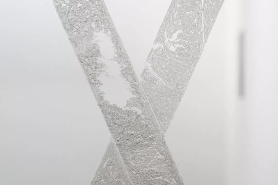 邝镇禧，《虚构的事》，雕刻强化玻璃、铝制结构框架，尺寸可变，2017，图片由艺术家及香港安全口画廊提供
