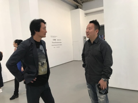 程昕东（左一）、艺术家张晓涛（右一）
