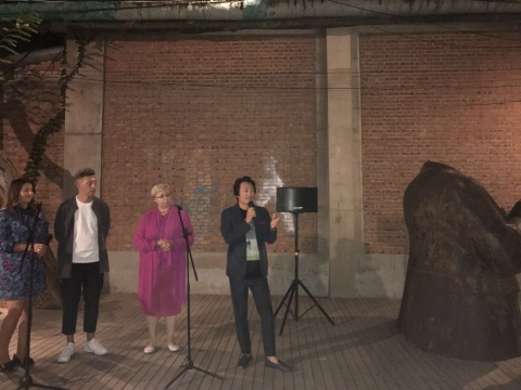 开幕式现场
当晚,立陶宛大使馆代表为安德里乌斯的个展开幕致辞,表示感谢这次艺术交流
开幕式现场
当晚,立陶宛大使馆代表为安德里乌斯的个展开幕致辞,表示感谢这次艺术交流