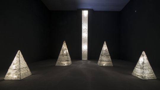 梁绍基 《天庭》2013-2018蚕丝,蚕茧,耐力板,铁刺,木材,灯
梁绍基 《天庭》2013-2018蚕丝,蚕茧,耐力板,铁刺,木材,灯