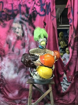 周轶伦，《残破，悲伤，染成绿色的毛发》，2018，综合材料雕塑，布面拼贴
