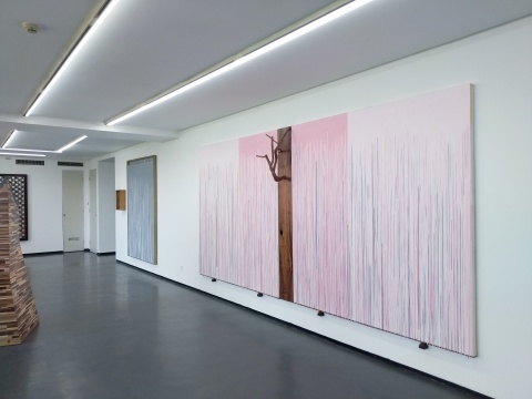 陈彧凡新作展“理想之所”现场,《不确切的风景6》200×425×30cm 原木+布面丙烯综合技法 2016-2017
陈彧凡新作展“理想之所”现场,《不确切的风景6》200×425×30cm 原木+布面丙烯综合技法 2016-2017