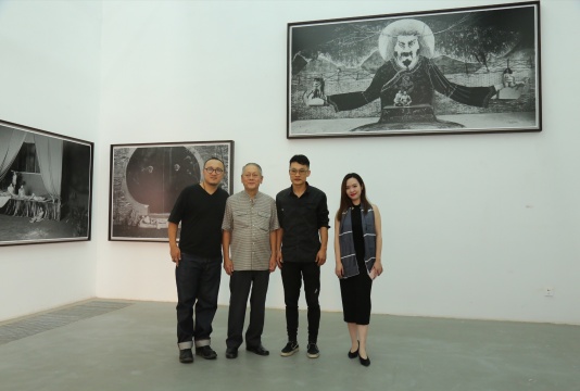 开幕现场合影,艺术家宗宁、马来西亚艺术博览会创办人拿督沈哲初、策展人段君、画廊负责人李琳 开幕现场合影,艺术家宗宁、马来西亚艺术博览会创办人拿督沈哲初、策展人段君、画廊负责人李琳
