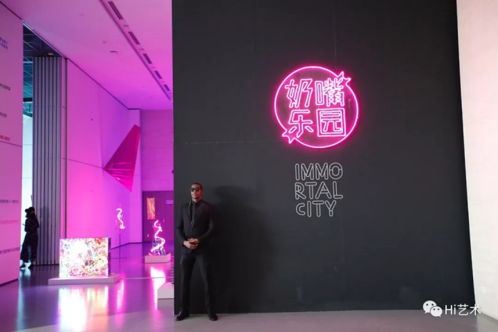 展厅门口神情严肃身姿挺拔的黑人保安守护着展厅内的灯红酒绿
展厅门口神情严肃身姿挺拔的黑人保安守护着展厅内的灯红酒绿