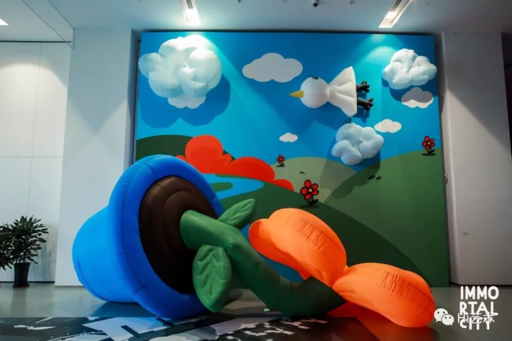 张权 《一朵小花》
王麟介绍到这是全场拍照打卡的热门作品,“看不看得懂没有那么重要,观众觉得有意思就够了。”
张权 《一朵小花》
王麟介绍到这是全场拍照打卡的热门作品,“看不看得懂没有那么重要,观众觉得有意思就够了。”