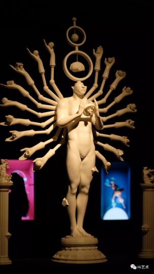 田晓磊 《神话一号》

艺术家田晓磊打印出影像作品《神话一号、伟大》中再造的神的形象，整个空间十分诡异，也最为直接呼应策展人宋振熙“旧神衰落，再造新神”的主题。
