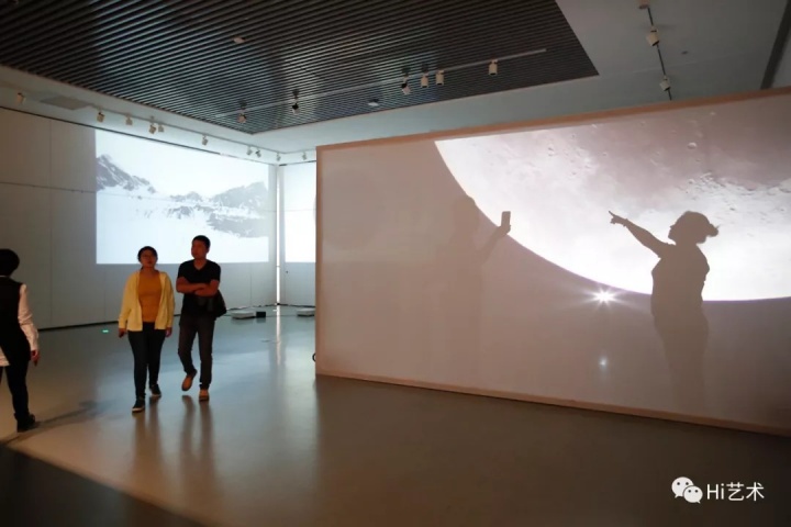 梁玥 《月》

鼓励观众与之互动，营造出“登月”的假象。
