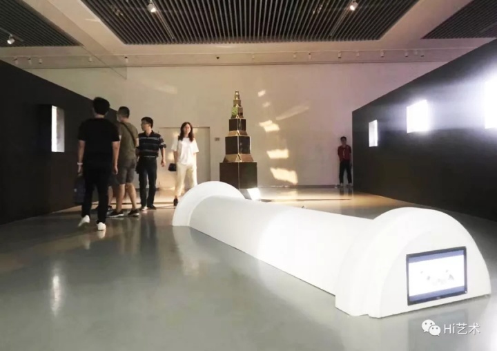 古师承 《事四主者、巴别.黑洞.造物者》
拜金无话的消费塔和两边不停闪烁的无头佛像影像,暗喻新伦理世界。
古师承 《事四主者、巴别.黑洞.造物者》
拜金无话的消费塔和两边不停闪烁的无头佛像影像,暗喻新伦理世界。