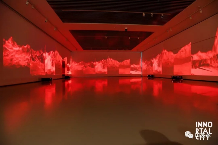 施政 《余烬》

大型沉浸式空间，放置于地上的投影使得观众的影子可以轻易地被投射在画面中，走入“遗迹”，与作品发生关系。
