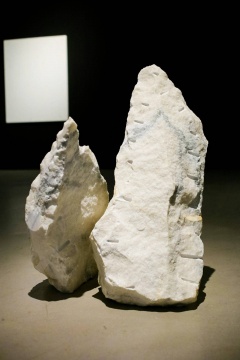 曹雨 《世界暂时如此 一根长头发》(艺术家本人的)、大理石 96×59×50cm、73×65×30cm,2018
曹雨 《世界暂时如此 一根长头发》(艺术家本人的)、大理石 96×59×50cm、73×65×30cm,2018